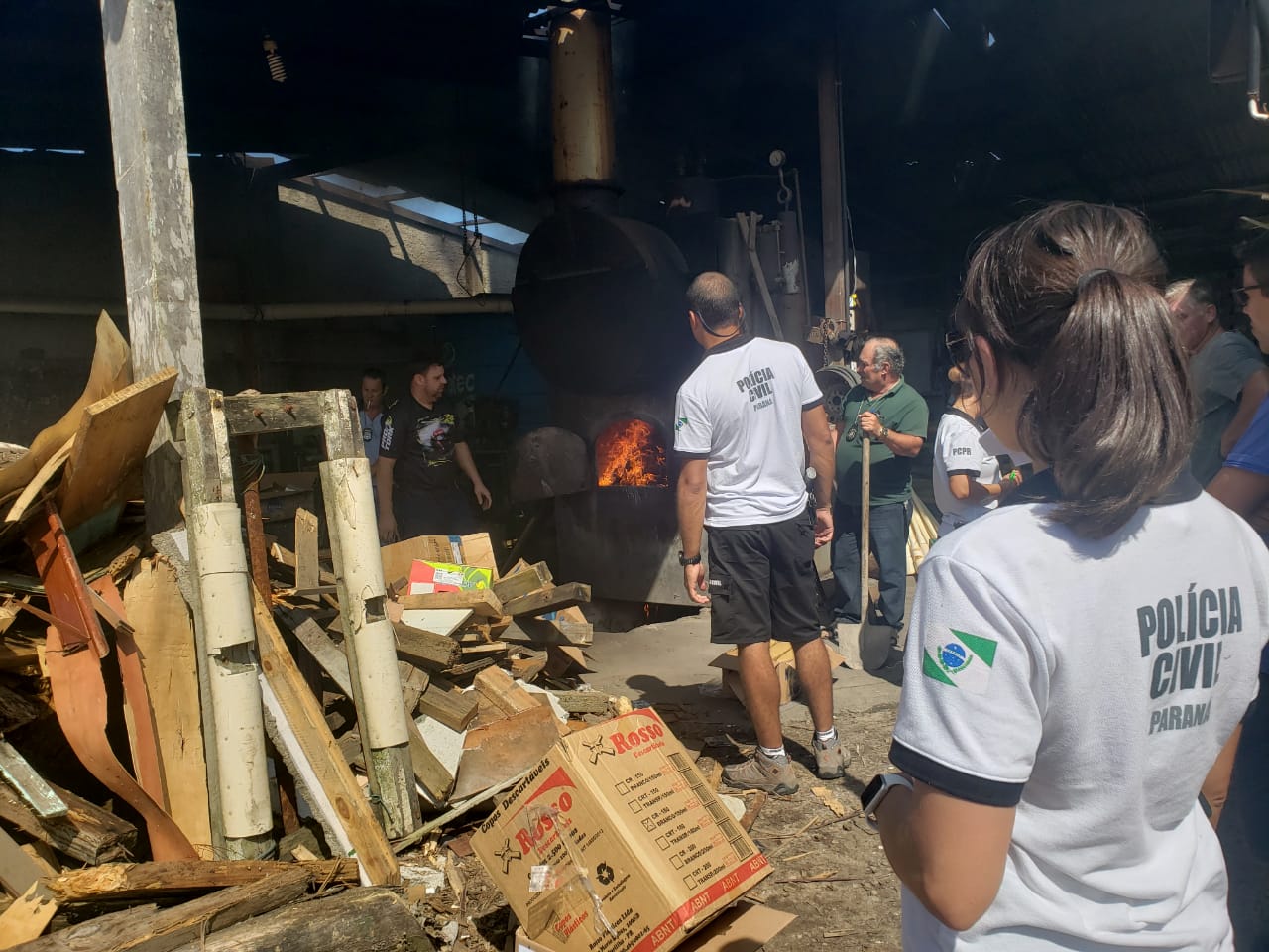A Polícia Civil do Paraná (PCPR) incinerou cerca de 265 quilos de drogas nesta quinta-feira (27), em Guaratuba, no Litoral do Estado, em uma empresa da região. A ação foi autorizada judicialmente e acompanhada por representantes do Ministério Público e da Vigilância Sanitária. Nos entorpecentes havia maconha, crack, cocaína, haxixe e ecstasy. - Curitiba, 27/02/2020 - Foto: Divulgação Polícia Civil do Paraná/SESP