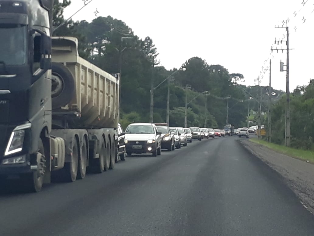 Congestionamento no acesso à Ponte Domício Scaramella. (Foto: Jaqueline Castaldon).