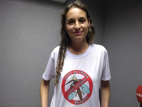 Jucimara Vergopolan, moradora que abraçou um projeto voluntário contra a dengue na cidade