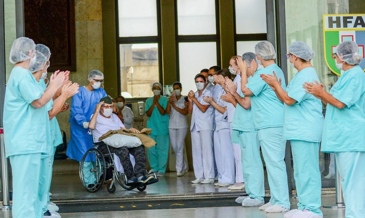 Ermando Piveta, de 99 anos, ex-integrante da Força Expedicionária Brasileira (FEB), recebeu alta da COVID-19 no Hospital das Forças Armadas (HFA). (Foto: Estevam/CCOMSEx).