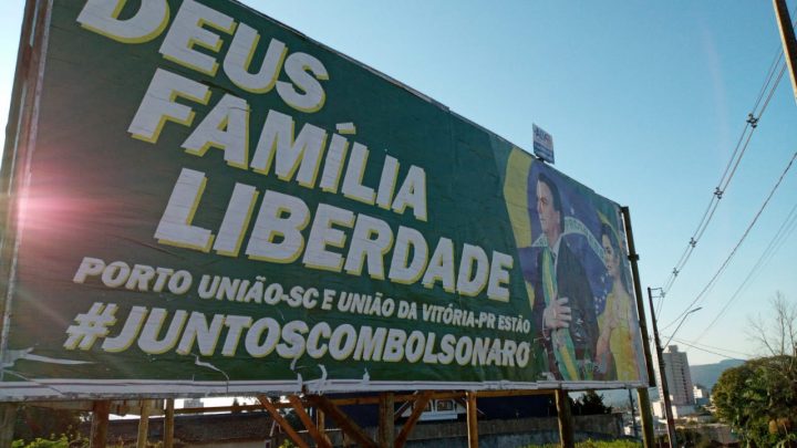 Publicidade na Avenida João Pessoa. (Foto: Portal Vvale).