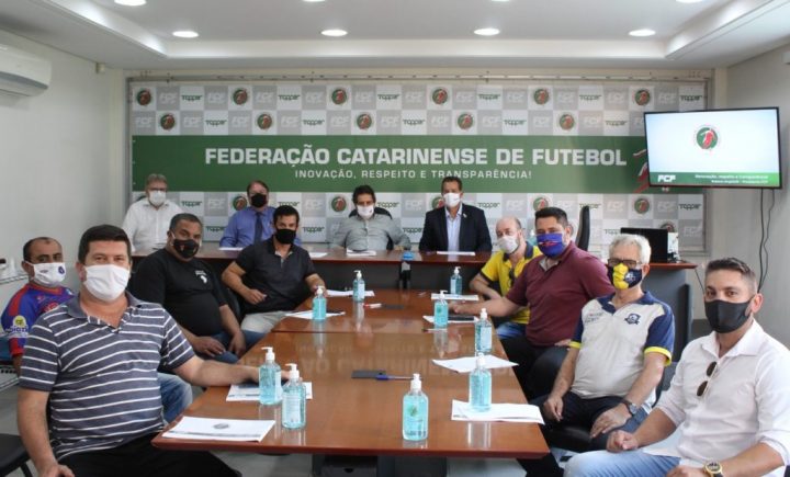 Reunião aconteceu na sede da FCF, em Balneário Camboriú (Foto: Lucas Filus/FCF)