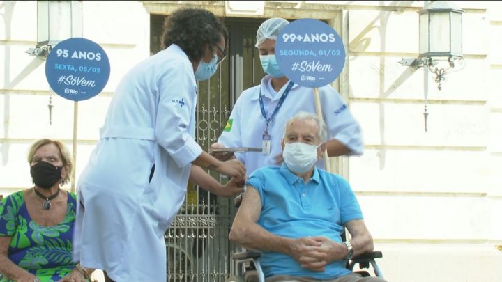 Orlando Drummond é vacinado no Rio — Foto: Reprodução/TV Globo 