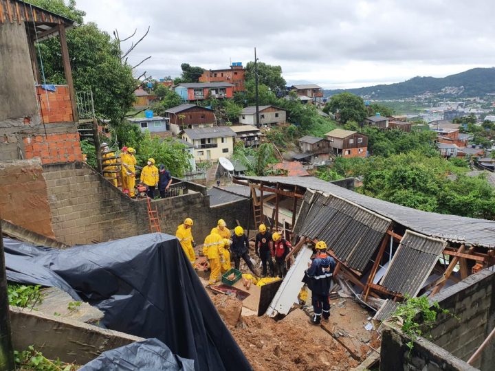 Mãe e filha morrem após deslizamento e desabamento de muro — Foto: Diorgenes Pandini/ NSC