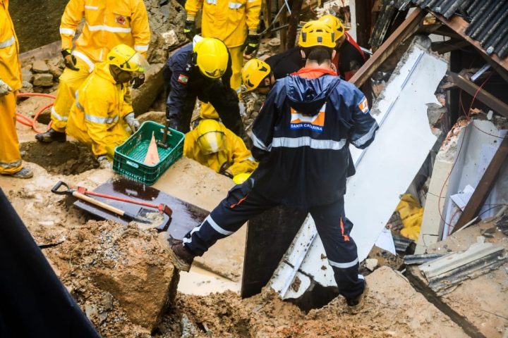 Trabalho de resgate das vítimas do deslizamento em Florianópolis — Foto: Diorgenes Pandini/ NSC