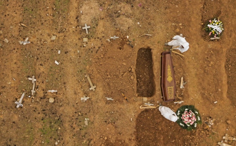 Sepultamento de vítima da covid-19 no Cemitério São Francisco Xavier, na zona portuária do Rio de Janeiro. (Foto: WILTON JUNIOR/ESTADÃO).