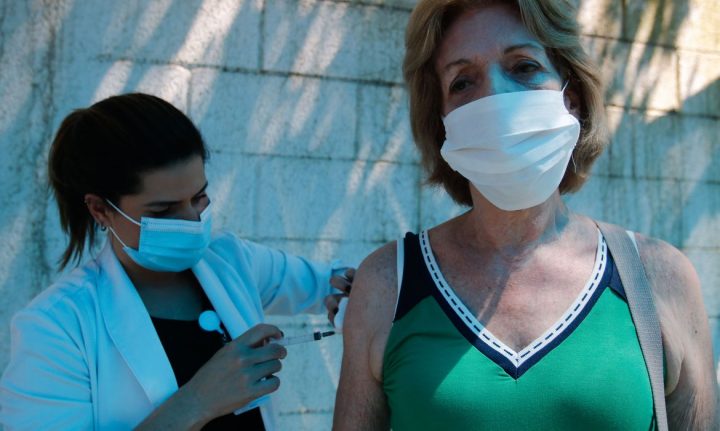 A médica Nadja Miranda é vacinada contra a covid-19. (Foto: Tânia Rêgo/Agência Brasil).