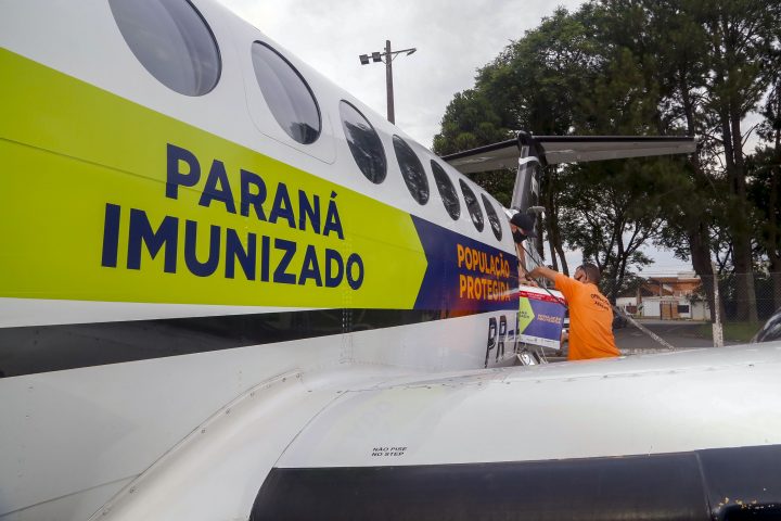 Vacinas da Fiocruz contra a Covid-19 ,  embarcndo no Bacacheri chegam ao Centro de Medicamentos do Paraná na madrugada deste domingo (24). (Foto: Gilson Abreu/AEN).