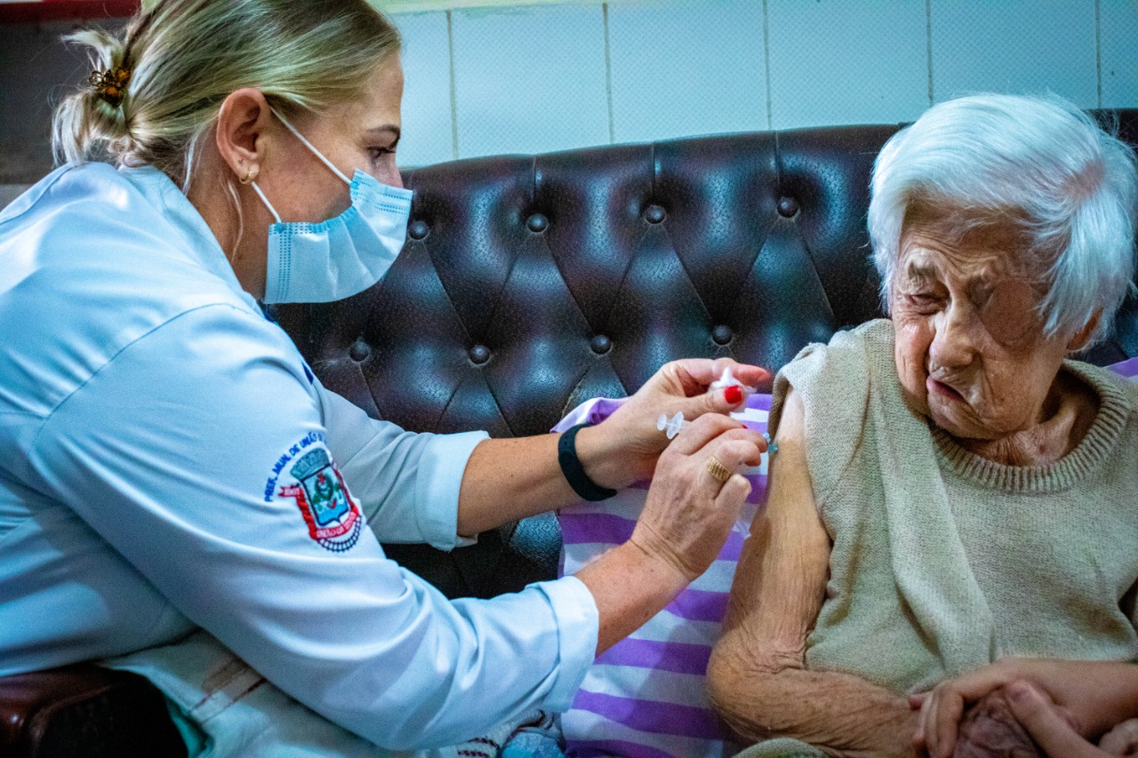 Mulher mais velha de União da Vitória recebe vacina aos 107 anos