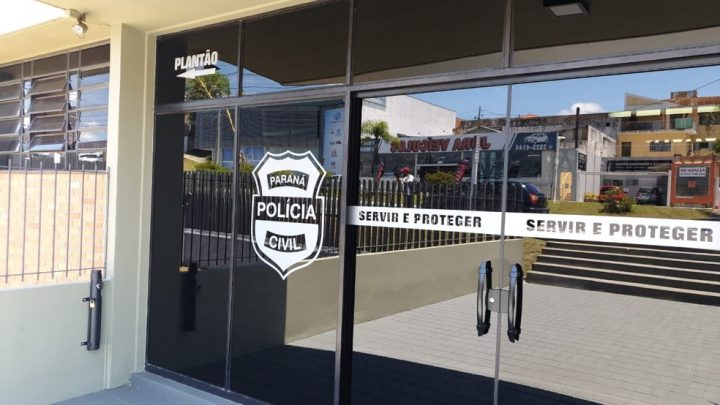 Suspeito de agredir o idoso e homem com mandado em aberto foram levados para a Delegacia de Polícia Civil de Ponta Grossa — Foto: Bruna Bronoski/RPC Ponta Grossa