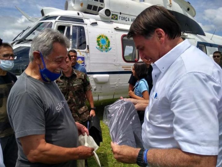 Sem máscara, Bolsonaro cumprimenta apoiadores que também não utilizam o equipamento. A região Norte do Estado está em risco gravíssimo para a Covid-19.(Foto: Ivan de Leone, Divulgação)