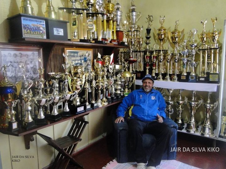 Jairão com os troféus conquistados no esporte. (Foto: Acervo Jair da Silva, Craque Kiko).