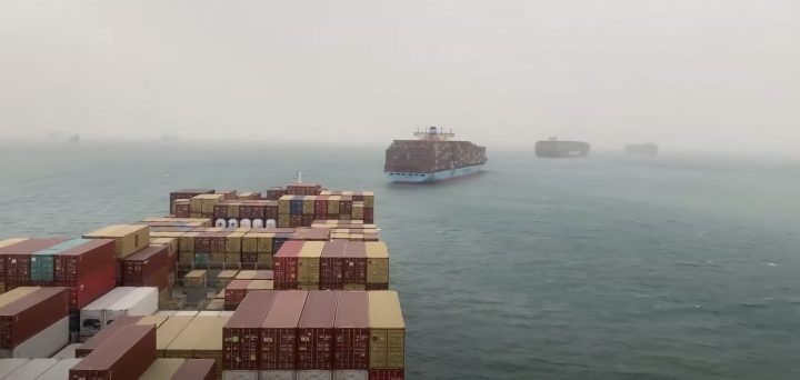 Navios aguardam para cruzar o Canal