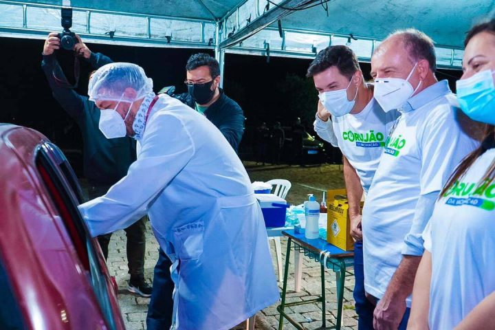 Com Corujao Parana comeca a vacinar populacao contra a Covid 19 tambem a noite