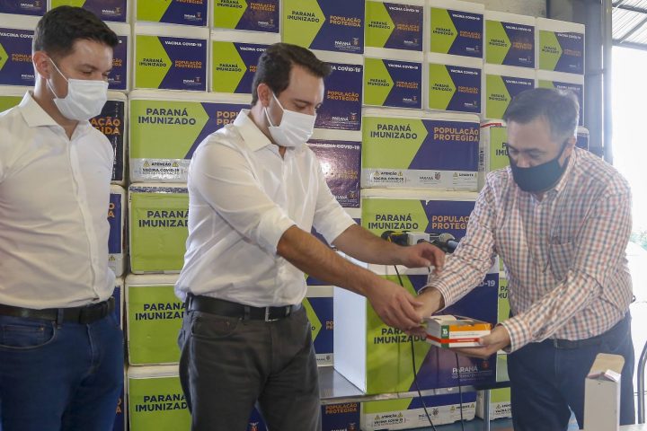 08.04.2021 - Governador Carlos Massa Ratinho Junior com Secretário da saúde Beto Preto distribuição 12 lote de vacinas no Paraná Foto Gilson Abreu/AEN