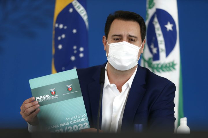 O governador Carlos Massa Ratinho Junior e o presidente da Assembleia Legislativa do Paraná, Ademar Traiano, lançaram nesta quarta-feira (14), no Palácio Iguaçu, a segunda edição do programa Paraná Mais Cidades, que disponibilizará meio bilhão para investimentos nos 399 municípios. Os recursos são do Tesouro Estadual e da sobra orçamentária do Poder Legislativo. - Curitiba, 14/04/2021 - Foto: Jonathan Campos/AEN