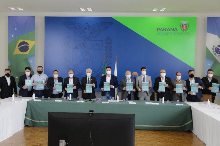 O governador Carlos Massa Ratinho Junior e o presidente da Assembleia Legislativa do Paraná, Ademar Traiano, lançaram nesta quarta-feira (14), no Palácio Iguaçu, a segunda edição do programa Paraná Mais Cidades, que disponibilizará meio bilhão para investimentos nos 399 municípios. Os recursos são do Tesouro Estadual e da sobra orçamentária do Poder Legislativo. - Curitiba, 14/04/2021 - Foto: Jonathan Campos/AEN