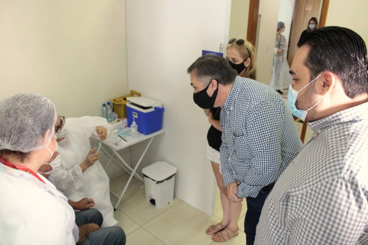 O secretário de Estado da Saúde, Beto Preto, acompanhou na manhã deste domingo (4) a ação de vacinação contra a Covid-19 em Londrina, que faz parte da campanha estadual de imunização de domingo a domingo.  -  Curitiba, 04/04/2021  -  Foto: Divulgação SESA
