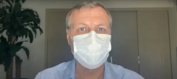 Clovis Arns da Cunha, presidente da Sociedade Brasileira de Infectologia, em vídeo para celebrar o Dia Nacional do Infectologista. Foto: Reprodução / Sociedade Brasileira de Infectologia / YouTube