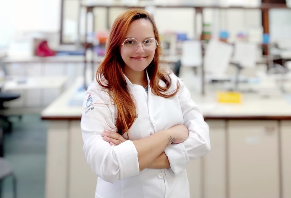 A biomédica Mellanie Fontes Dutra faz parte da Rede Análise COVID-19 e da Equipe Halo de divulgadores científicos da ONU. Também participa em iniciativas que visam combater a desinformação a respeito das vacinas, como a União Pró-vacina e o grupo Todos Pelas Vacinas.