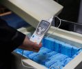 Imagem mostra pessoa medindo temperatura de vacinas da pfizer