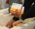 pessoa retirando caixas com doses da vacina que serÃ£o entregues ao paranÃ¡