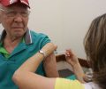 Senhor recebe vacina contra a gripr durante campanha de vacinaÃ§Ã£o