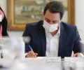 Governador Carlos Massa Ratinho Jr. assinando novo decreto