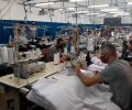 detentos trabalhando em uma empresa tÃªxtil