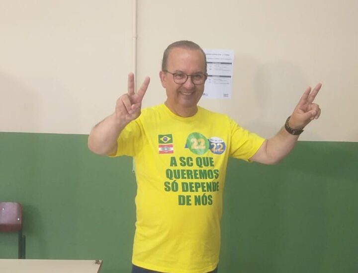 Jorginho Mello, candidato ao governo de SC, vota em Herval do Oeste