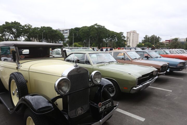 Comemoração de aniversário da placa preta reúne carros antigos