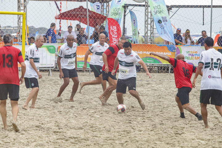 Futebol das Estrelas reúne veteranos paranaenses nas areias de Caiobá