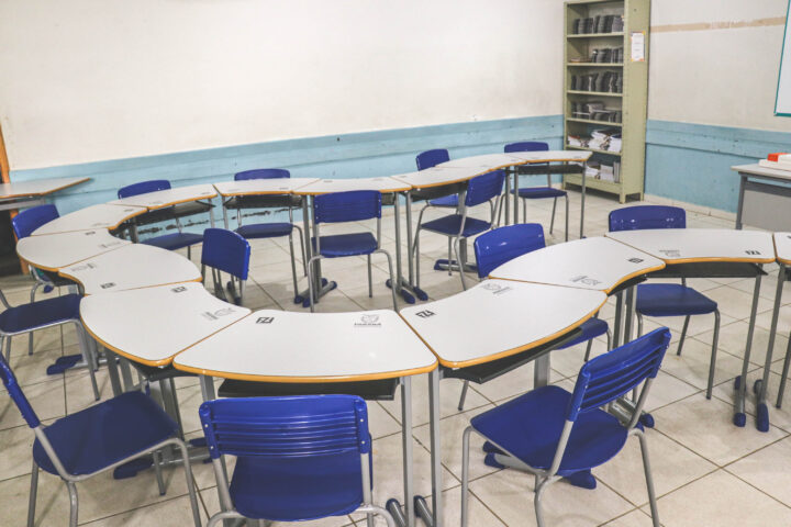 Paraná inicia entrega de 112 mil carteiras aos colégios estaduais