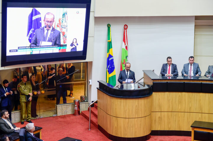 Jorginho Mello realiza leitura da mensagem anual à Alesc