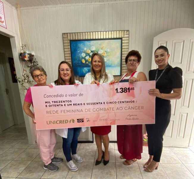 Unicred União entrega doação para Casa Bebel