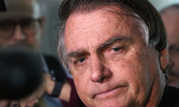 Bolsonaro silencia sobre joias ao depor à PF