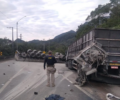 Acidente com dois caminhÃµes interdita a BR-376 em Guaratuba