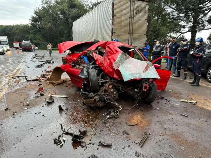 Duas pessoas morrem e uma fica ferida em grave acidente entre carro e caminhões na BR-277