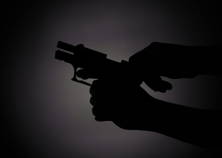 Disparo de arma de fogo deixa homem gravemente ferido em residência
