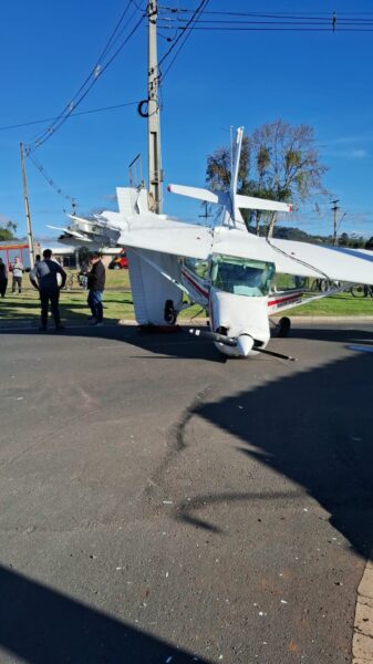 Avião pousa no Aeroporto de Cascavel nesta tarde de quinta-feira (15)