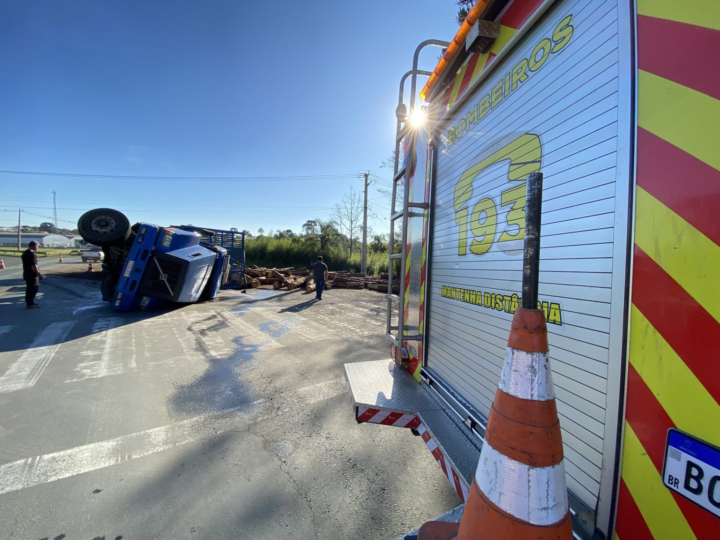 Carreta tomba em frente ao posto da PRF em São Mateus do Sul
