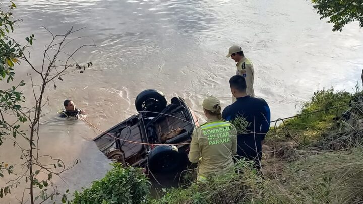 Ford Fiesta é retirado das águas do Iguaçu