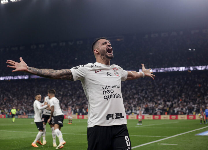 Timão vence o São Paulo por 2 a 1 e abre vantagem nas semifinais da Copa do Brasil