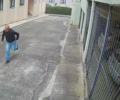 Homem invade condomÃ­nio