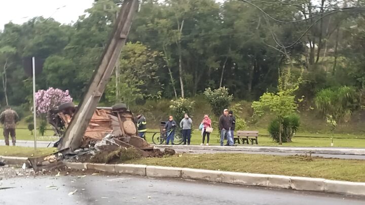 Homem fica ferido após colidir carro contra poste na Avenida Perimetral