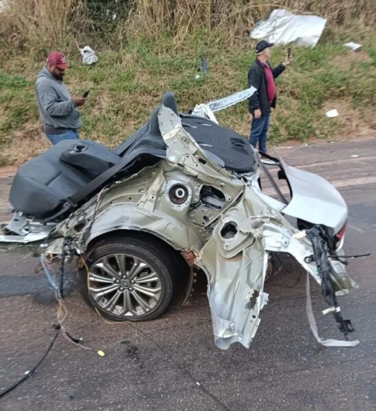Homem morre em acidente que partiu carro ao meio na BR-376 