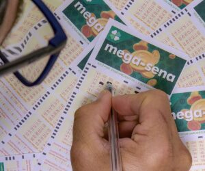 Volantes da Mega Sena sendo preenchidos para apostas em casas lotÃ©ricas da Caixa