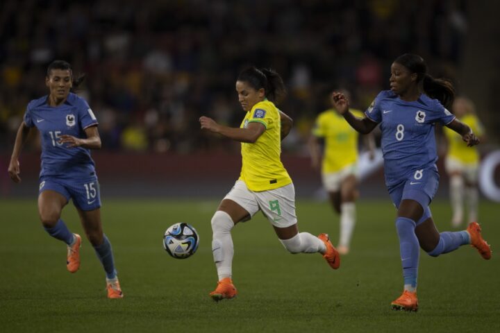 França vence Brasil e assume a ponta do grupo F do Mundial: 2 a 1