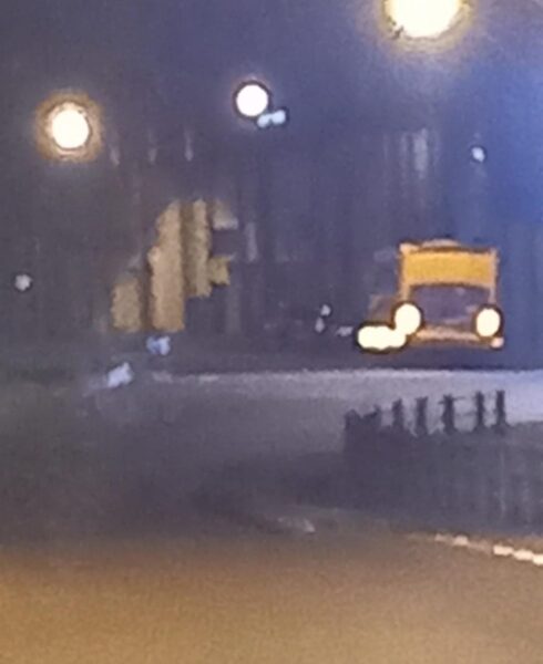 Ônibus e moto colidem na rotatória da Ponte José Richa, mulher fica ferida