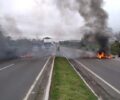 ManifestaÃ§Ã£o bloqueia e causa congestionamento na Rodovia do Xisto. Na imagem Ã© possÃ­vel perceber que ambas as pistas estÃ£o fechadas. Foto: DivulgaÃ§Ã£o/PolÃ­cia RodoviÃ¡ria Federal (PRF)